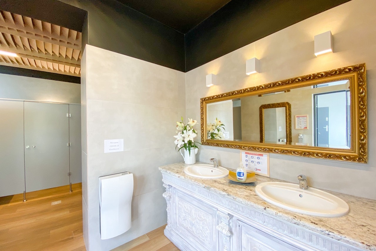 Camping Biały Dom - Innenansicht des Damensanitärbereichs