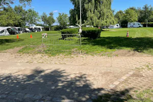 Camping Biej de Vogel - Blick auf die Standplätze auf der Wiese