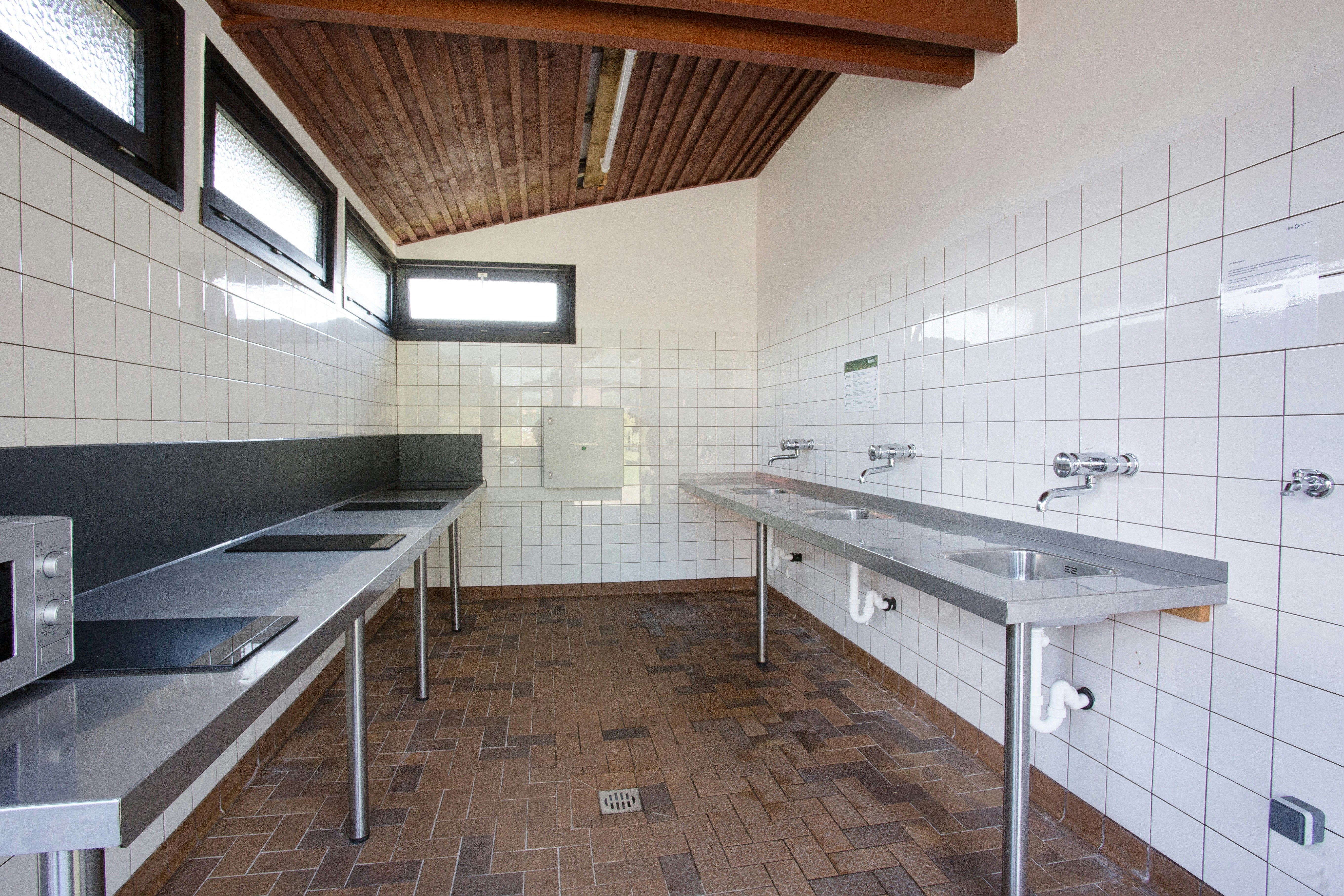 Camping Biggesee-Vier Jahreszeiten - Geschirrspülbereich auf dem Campingplatz