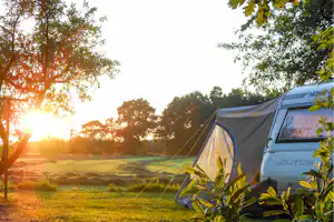 Camping Bij De Bronnen - Sonnenuntergang über dem Campingplatz