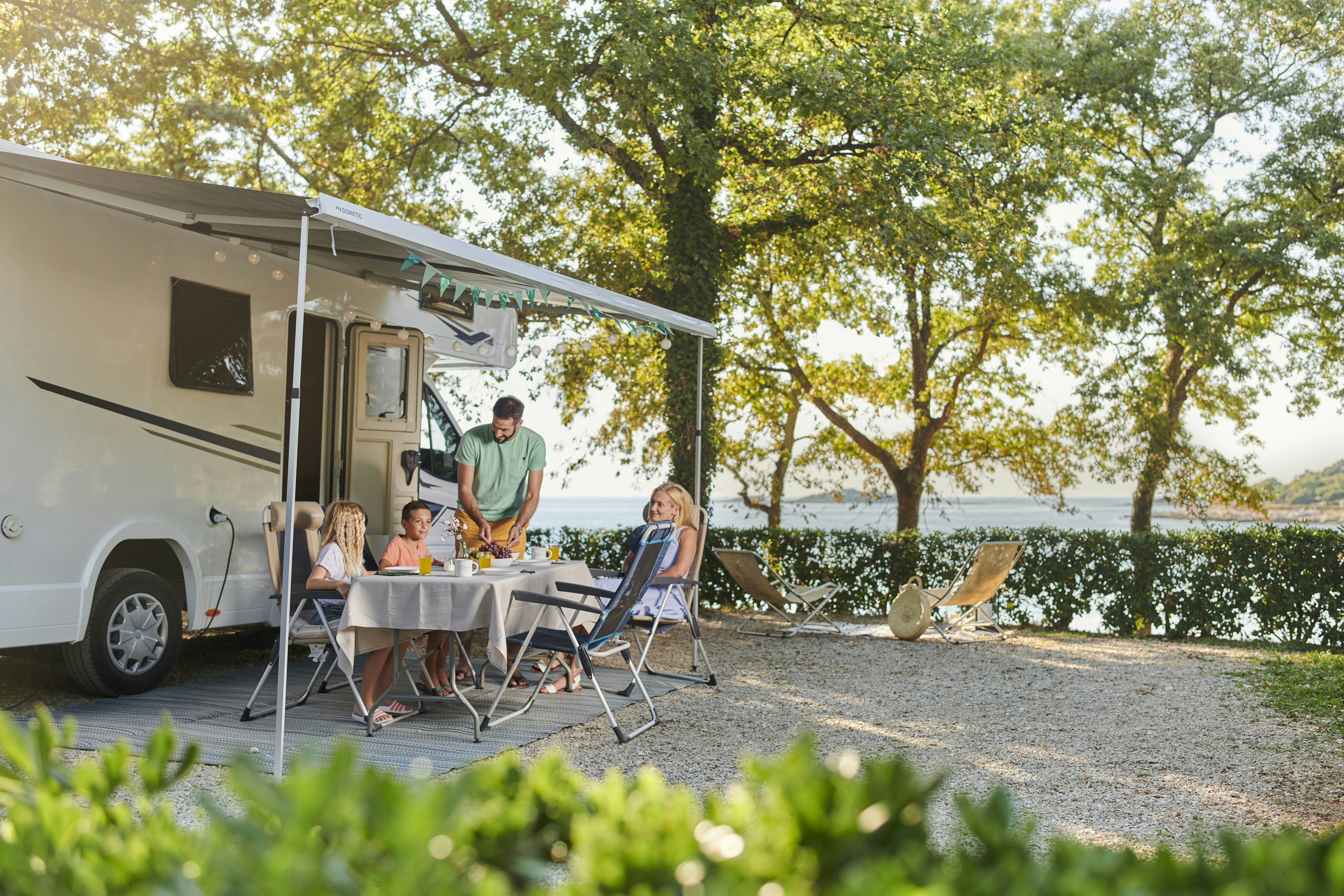 Camping Bijela Uvala - Familie auf einem Standplatz auf dem Campingplatz