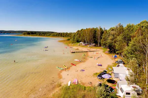 Camping Binduga (Nr. 69) - Vogelperspektive auf den Campingplatz am Jezioro Świętajno