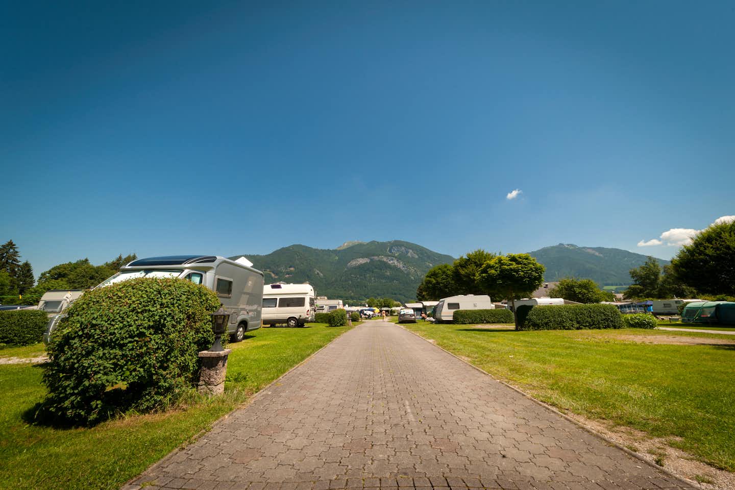 Camping Birkenstrand Wolfgangsee - Stell- und Zeltplätze vom Campingplatz mit Blick auf Berge