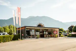 Paradiescamping Wolfgangsee Birkenstrand Camping Birkenstrand Wolfgangsee - Blick auf das Rezeptionsgebäude auf dem Campingplatz