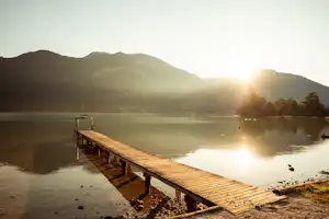 Paradiescamping Wolfgangsee Birkenstrand Camping Birkenstrand Wolfgangsee - Liegewiese mit Steg am Wolfgangsee