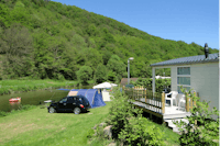 Camping Bissen  -  Zeltplatz und Mobilheim auf grüner Wiese am Fluss vom Campingplatz