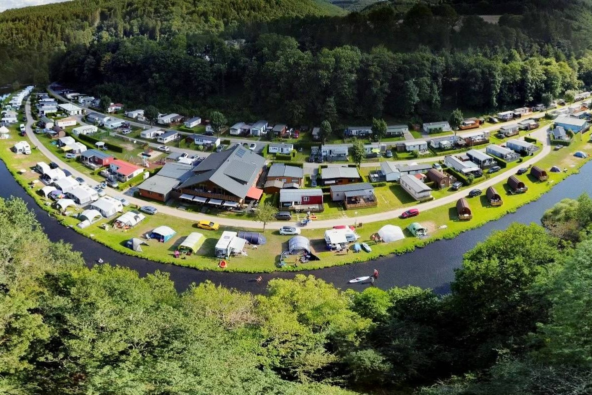 Camping Bissen  - Luftaufnahme des Campingplatzes am Fluss