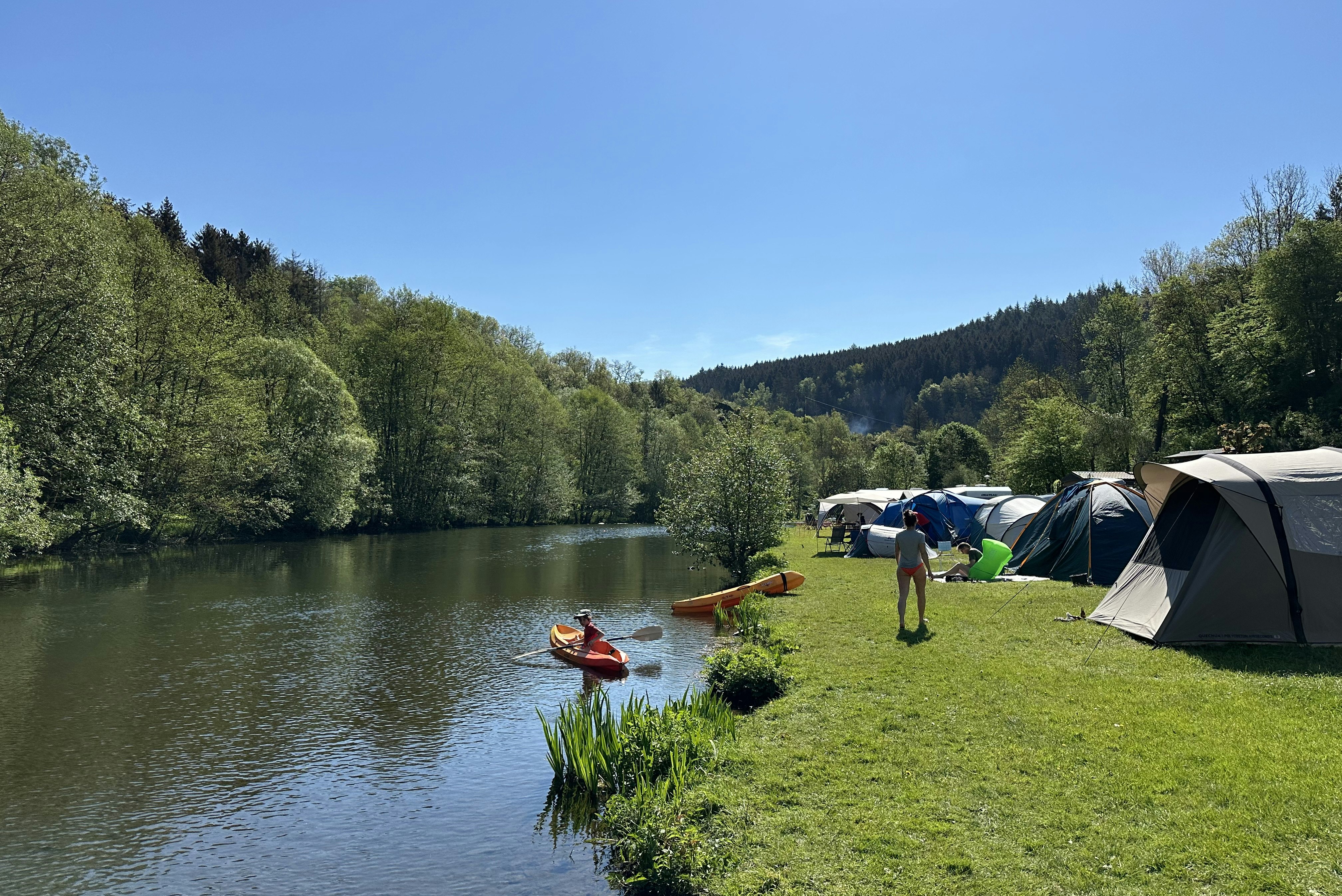Camping Bissen - Blick auf die Zeltwiese am Ufer des Flusses