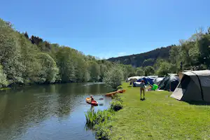 Camping Bissen - Blick auf die Zeltwiese am Ufer des Flusses