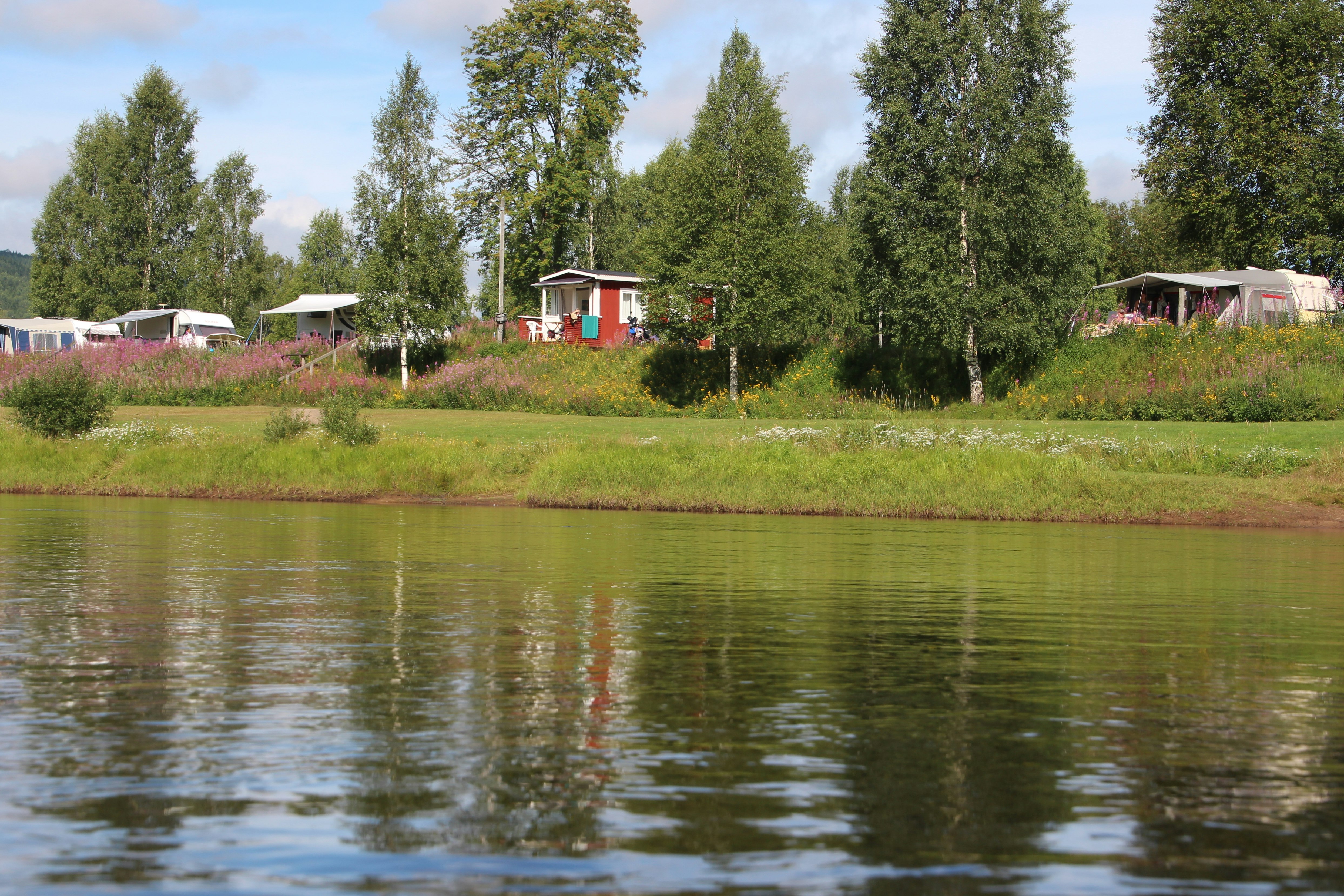 Björkebo Camping - Blick vom Fluss aus auf dem Campingplatz 