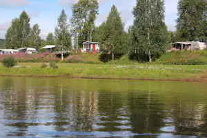 Björkebo Camping - Blick vom Fluss aus auf dem Campingplatz
