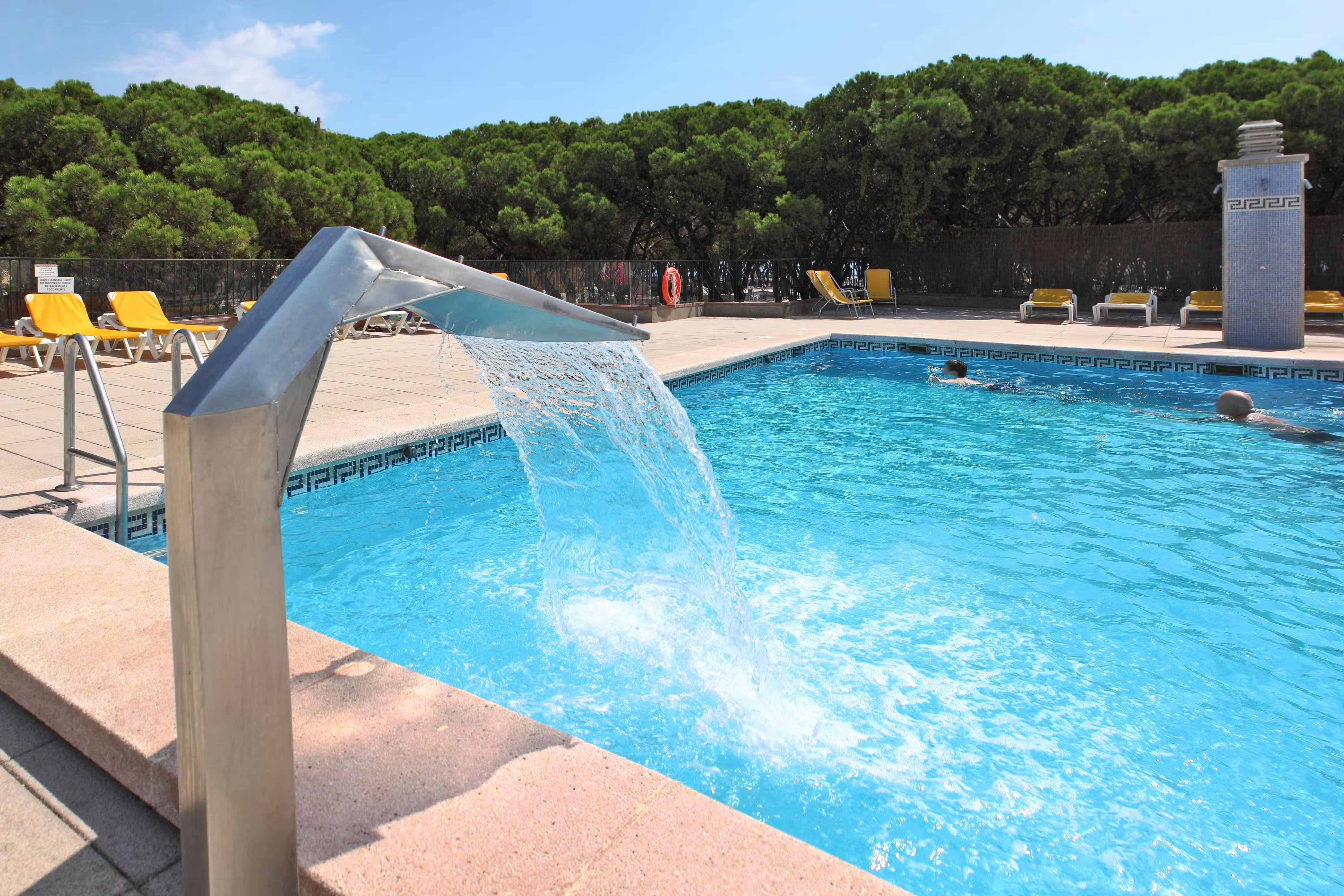 Camping Blanes  - Pool im Freien mit Liegestühlen