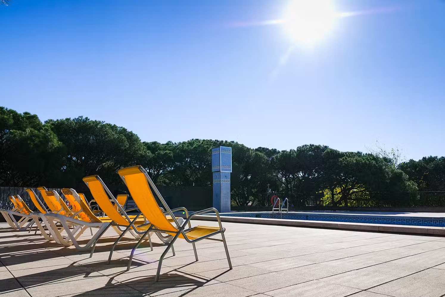 Camping Blanes - Liegestühle am Pool auf dem Campingplatz