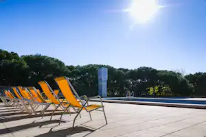 Camping Blanes - Liegestühle am Pool auf dem Campingplatz