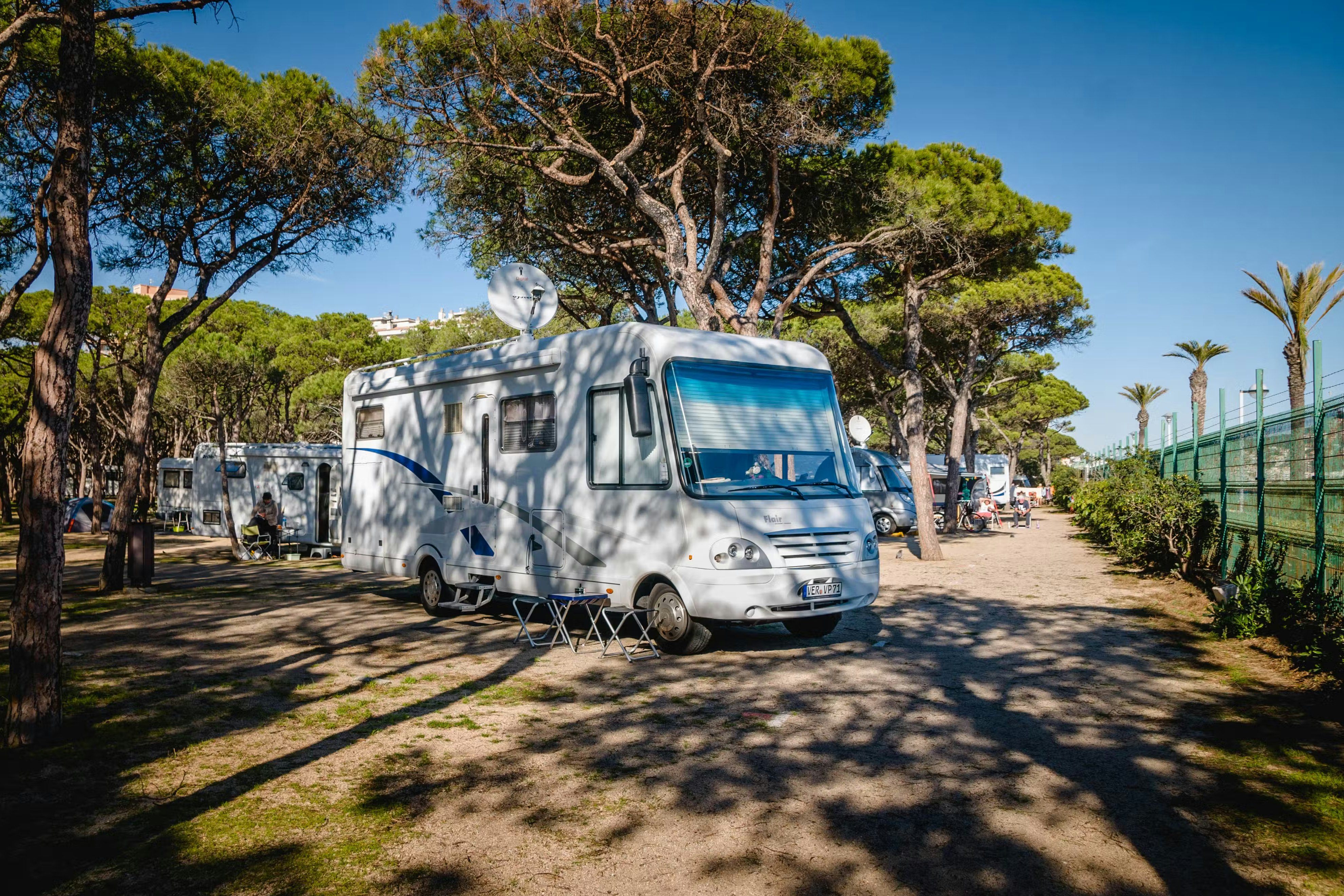 Camping Blanes - Standplätze im Schatten der Bäume auf dem Campingplatz