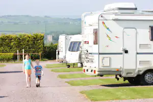 Camping Blarney - Kinder auf einem Weg des Campingplatzes mit Wohnwagen an der Seite