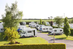 Camping Blarney - Wohnwagen und Wohnmobile auf Stellplätzen des Campingplatzes