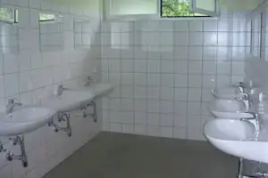 Camping Blasge - Innenraum des Sanitärgebäudes mit Waschbecken und Spiegeln