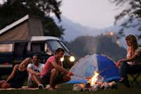 Camping Bled - Gaste grillen auf dem Campingplatz an der Feuerstelle.