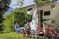 Camping Bled - vor dem Wohnmobil sitzen Camper im Schatten
