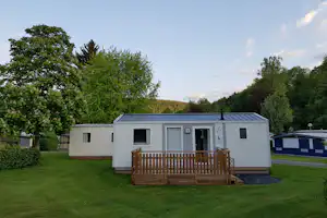 Camping Bleesbruck - Mobilheim mit Terrasse auf dem Campingplatz