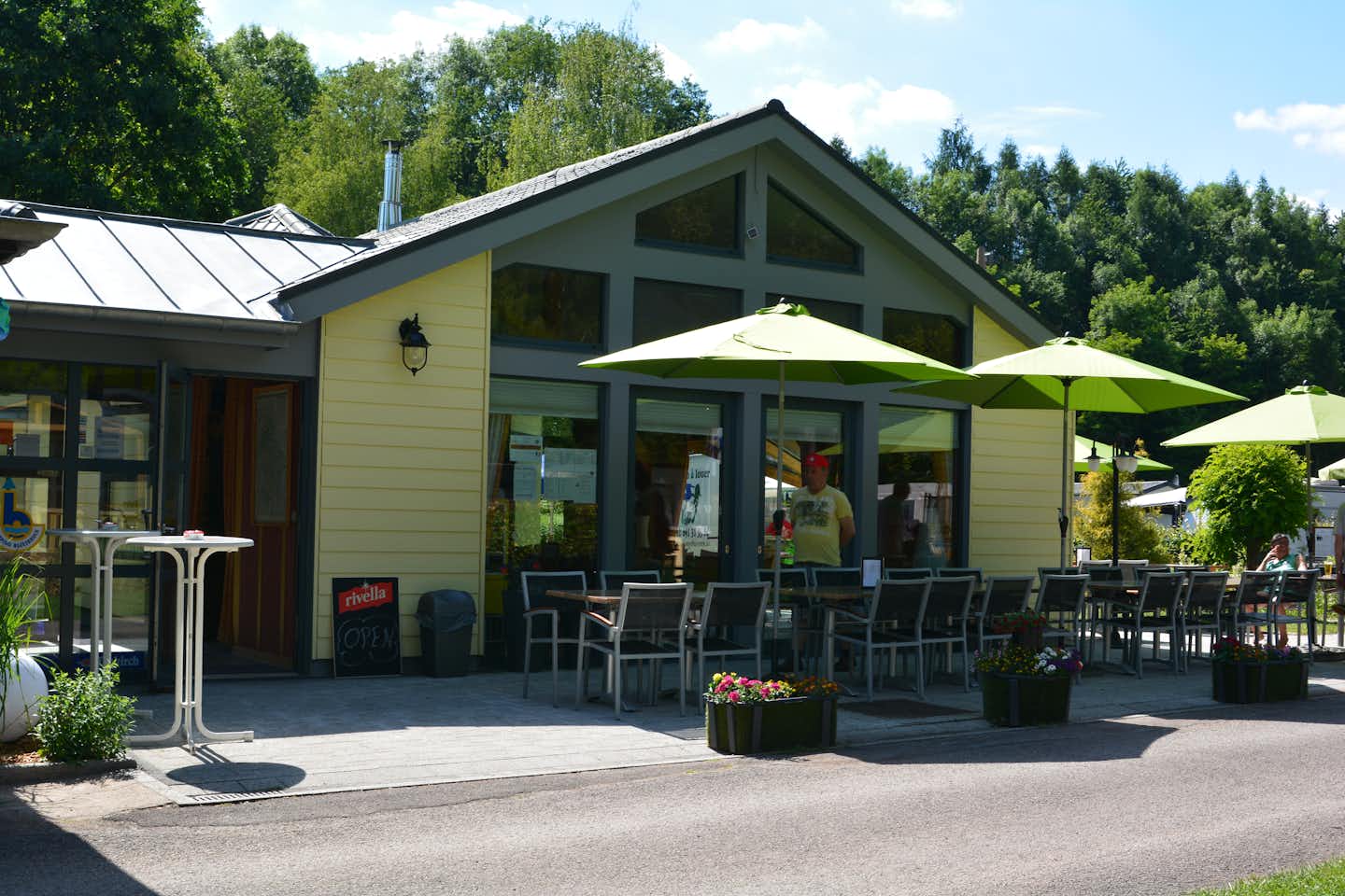 Camping Bleesbruck - Restaurant Terrasse  im Grünen 