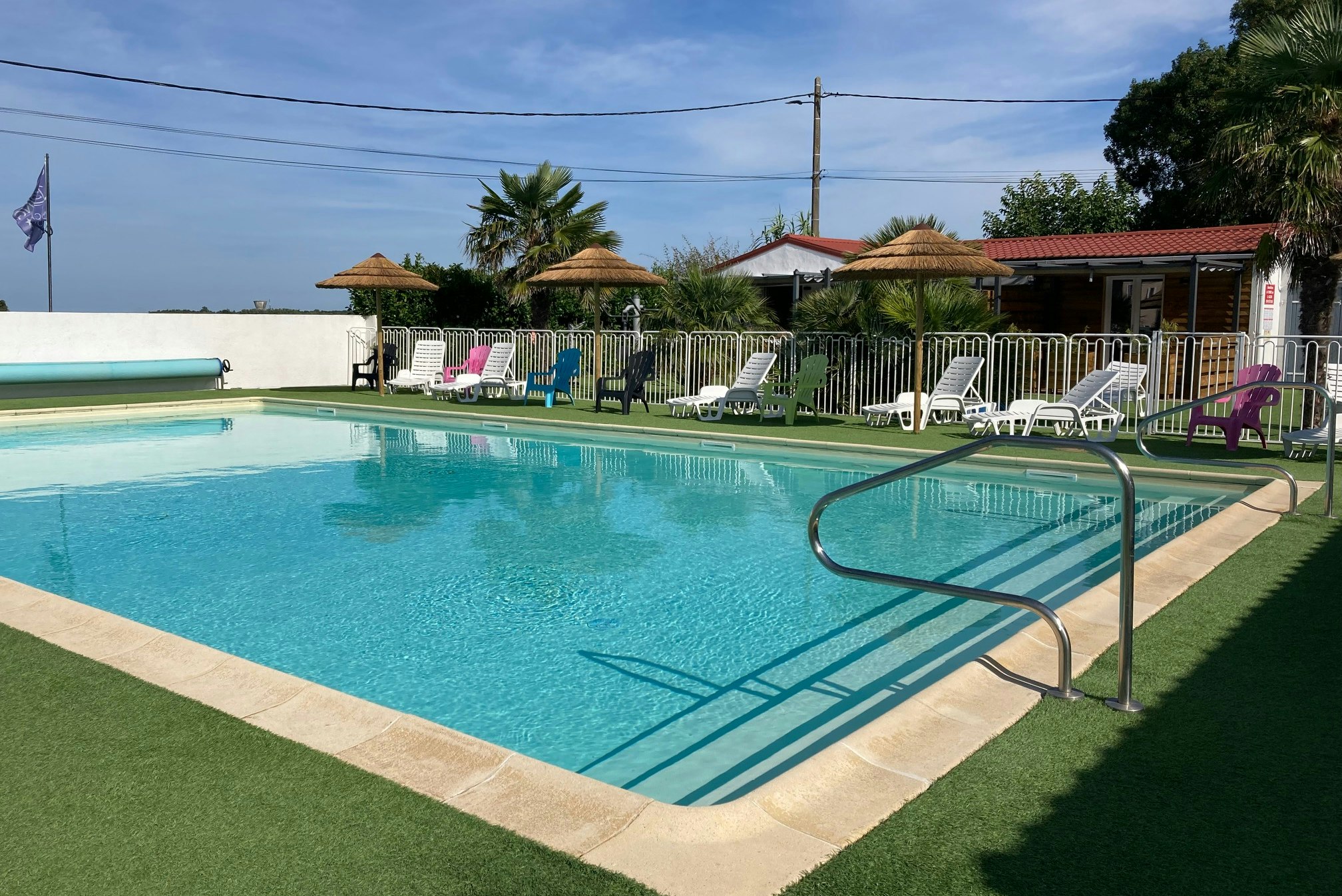 Camping Bleu Mer  - Pool im Freien mit Liegestühlen und Sonnenschirmen