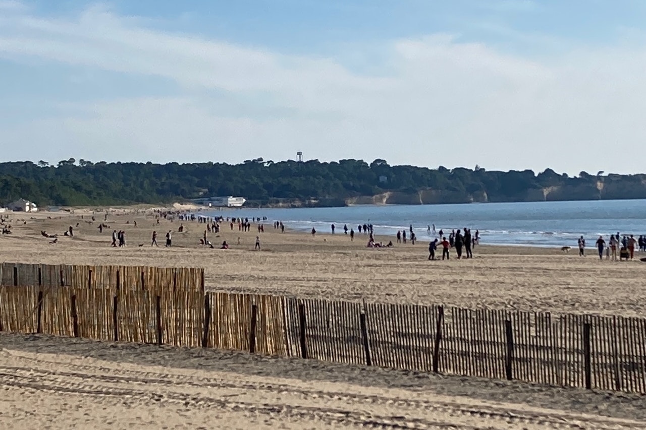 Camping Bleu Mer - Blick auf den nahe gelegenen Sandstrand am Meer