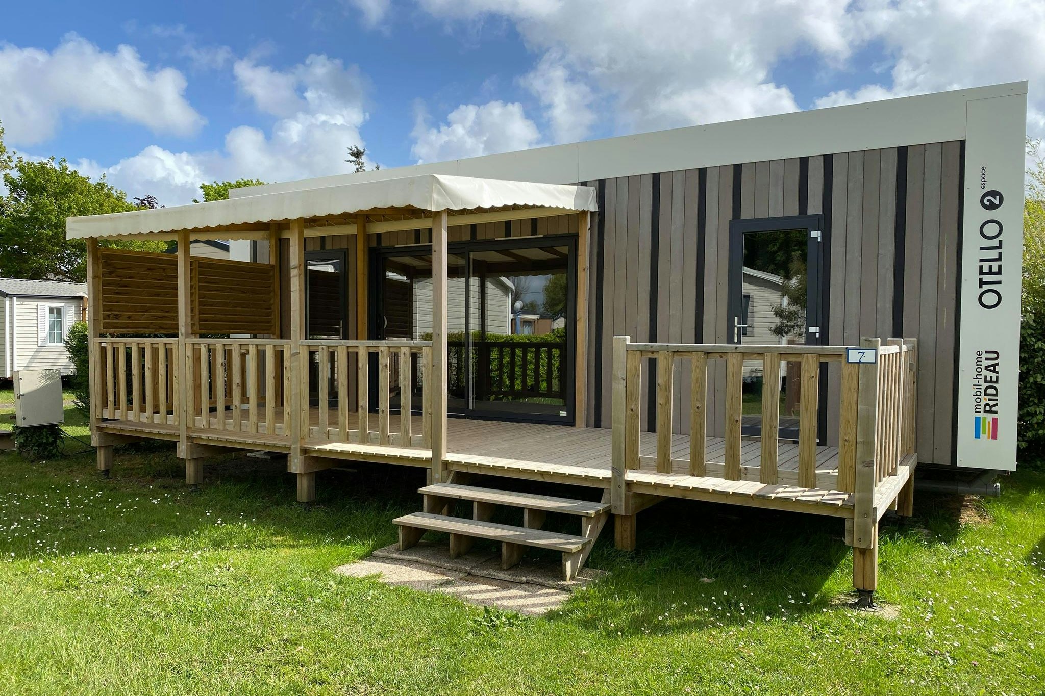 Camping Bleu Mer - Mobilheim mit überdachter Terrasse auf einem Wiesen-Standplatz