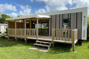 Camping Bleu Mer - Mobilheim mit überdachter Terrasse auf einem Wiesen-Standplatz