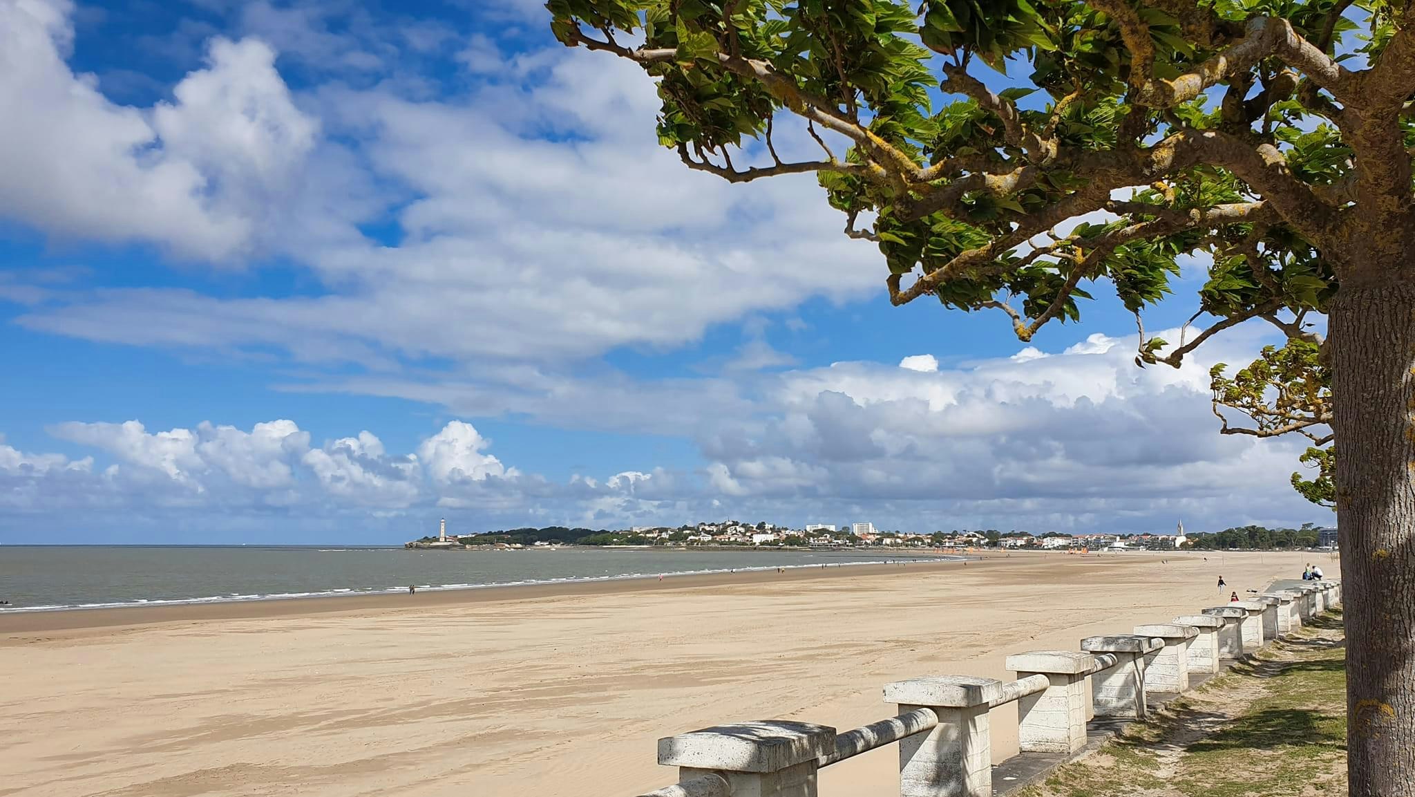 Camping Bleu Mer - menschenleerer Sandstrand am Meer in der Nähe des Campingplatzes