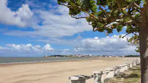 Camping Bleu Mer - menschenleerer Sandstrand am Meer in der Nähe des Campingplatzes