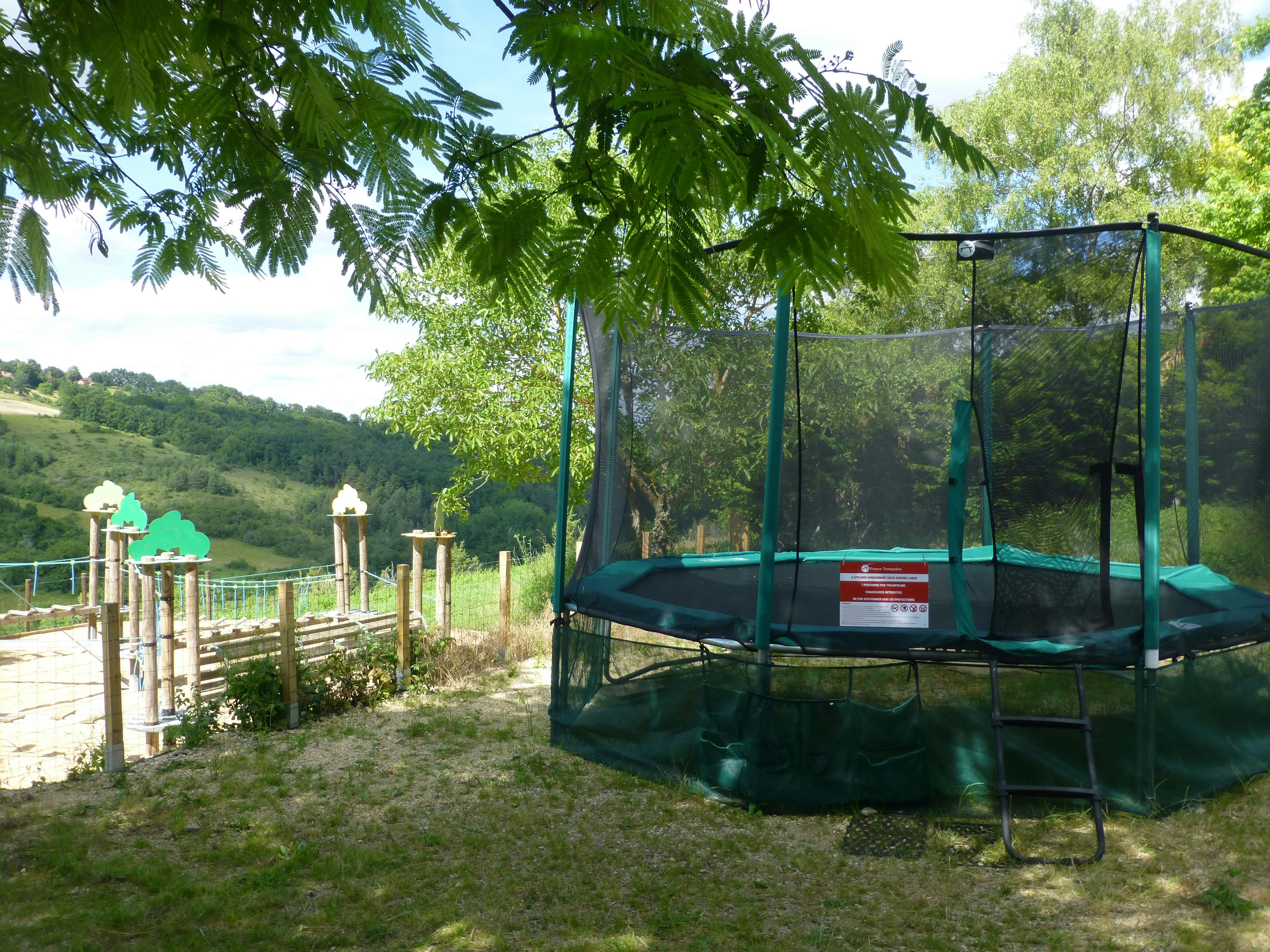 Flower Camping Les Terrasses de Dordogne  Camping Bleu Soleil - Trampolin für Kinder auf dem Campingplatz