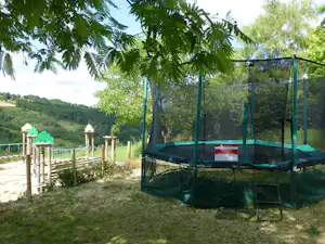Flower Camping Les Terrasses de Dordogne Camping Bleu Soleil - Trampolin für Kinder auf dem Campingplatz