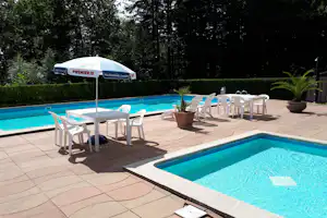 Camping Bøllingsø - Pool im Freien mit Liegestühlen und Sonnenschirmen