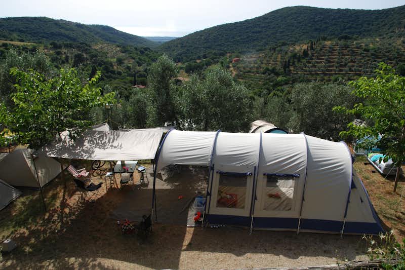 Camping Blucamp - Zelt auf einem Stellplatz mit Blick auf das Panoram der Toskana
