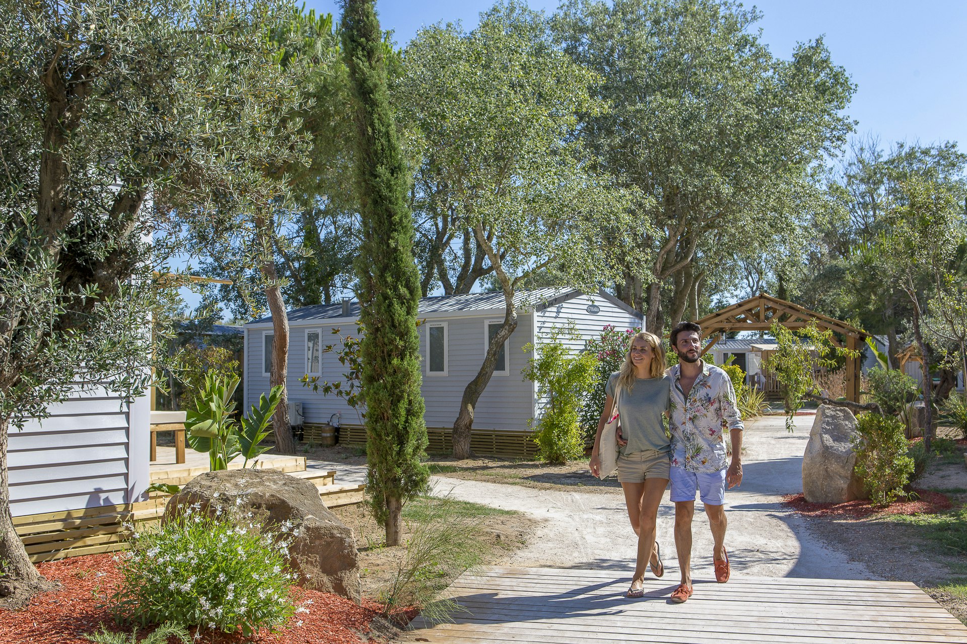Camping Sandaya Blue Bayou - Spaziergänger auf dem Campingplatz 