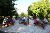 Camping Božanov - Restaurant vom Campingplatz mit Terrasse im Grünen