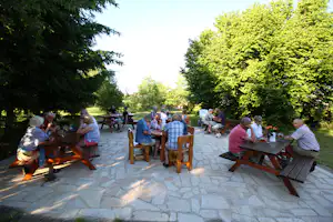 Camping Božanov - Restaurant vom Campingplatz mit Terrasse im Grünen