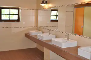 Camping Božanov - Sanitärbereich vom Campingplatz mit Spiegel, Waschbecken und Toiletten