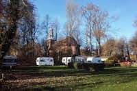 Camping Boet'n Toen - Wohnmobil- und  Wohnwagenstellplätze im Schatten der Bäume