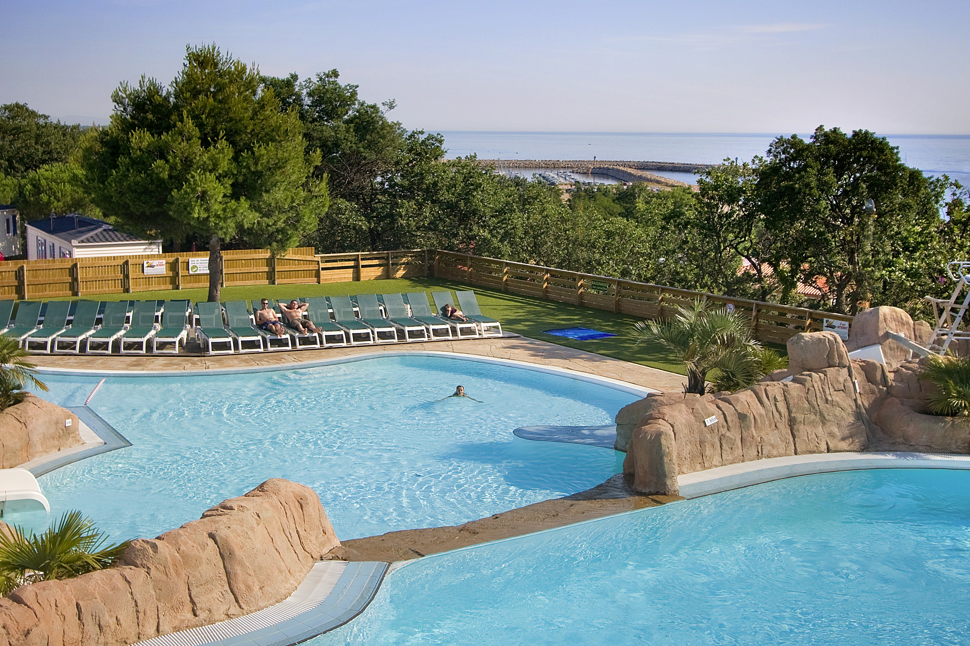 Camping Bois de Valmarie  - Pool im Freien mit Liegestühlen und mehreren Becken