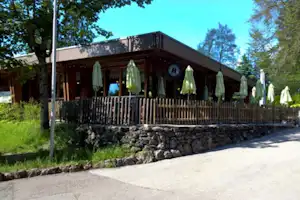 Camping Bois du Couvent - Restaurant und Sitzgelegenheiten davor auf dem Campingplatz