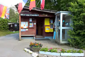 Camping Bois du Couvent - Rezeption und Telefonzelle des Campingplatzes