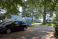 Camping Bois du Couvent - Wohnwagen und Wohnmobile unter Bäumen