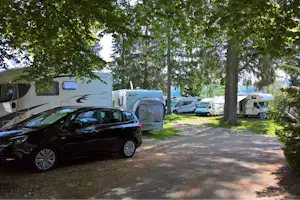 Camping Bois du Couvent - Wohnwagen und Wohnmobile unter Bäumen