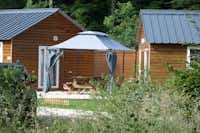 Camping Bois Guillaume - Chalets mit Pavillon dazwischen 