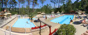 BOIS SIMONET - Campingplatz mit Pool, Liegestühlen und Sonnenschirmen