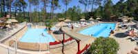 BOIS SIMONET - Campingplatz mit Pool, Liegestühlen und Sonnenschirmen