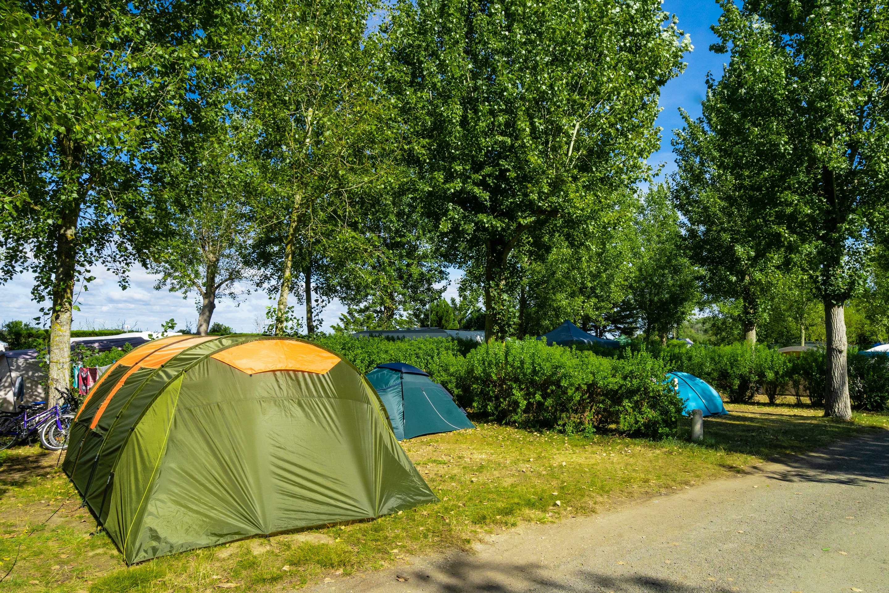 Camping Bois Soleil - Zelt auf Standplatz auf dem Campingplatz